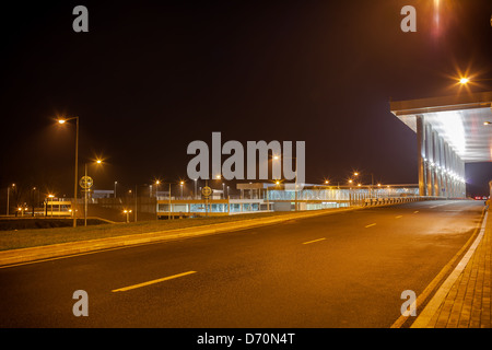 Neuer Flughafen in Donezk (Ukraine) in der Nacht Stockfoto