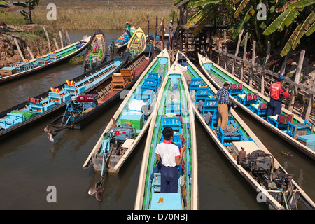 Flussschiffe vertäut außerhalb des Inthar Heritage House, Inpawkhon Dorf, Inle-See, Shan State in Myanmar (Burma) Stockfoto