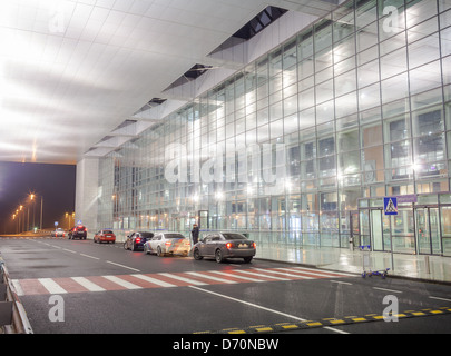 Neuer Flughafen in Donezk (Ukraine) in der Nacht Stockfoto