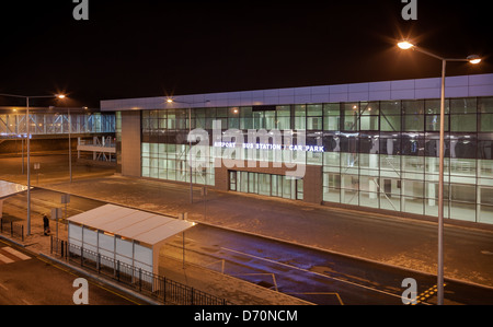 Neuer Flughafen in Donezk (Ukraine) in der Nacht Stockfoto