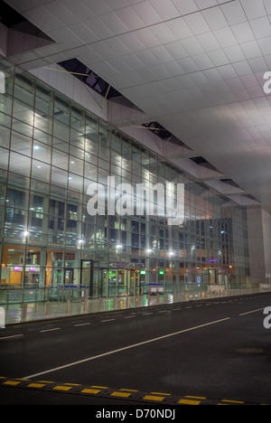 Neuer Flughafen in Donezk (Ukraine) in der Nacht Stockfoto