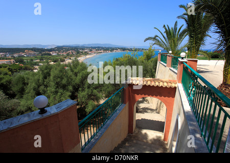 Blick auf einen Balkon bar mit Blick auf den weitläufigen Strand von Tsilivi Stadt, Insel Zakynthos, Zakynthos, Griechenland, Europa. Stockfoto