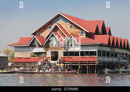 Restaurant Golden Kite, Nampan Dorf, Nyaung Shwe, Inle-See, Shan State in Myanmar (Burma) Stockfoto