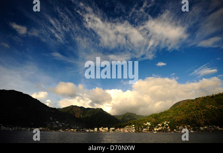 Ein Blick auf Soufriere in St Lucia, West Indies, Karibik, vom Meer mit einem bewölkten blauen Himmel. Stockfoto