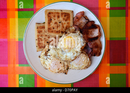 Ein irisches gebratene Frühstück auf einer bunten Tischdecke. Stockfoto