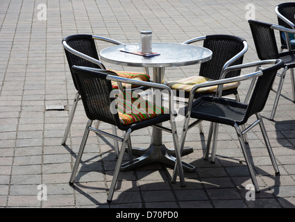 Leere Tabelle in einem Straßencafé Stockfoto