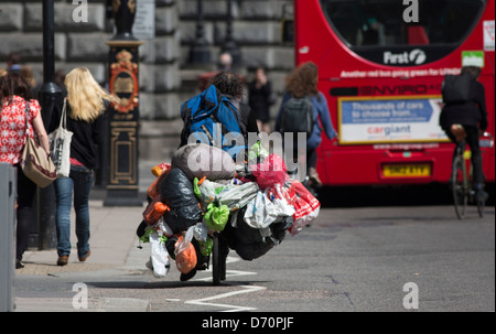 Landstreicher Tasche Mann Bagman Fahrradtour durch London erdrückt mit Tragetaschen Stockfoto