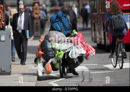 Landstreicher Tasche Mann Bagman Fahrradtour durch London erdrückt mit Tragetaschen Stockfoto