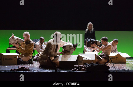 Fabulous Beast Dance Theatre, Durchführung von "Le Sacre du Printemps" bei der Generalprobe am Sadler es Wells Theatre in London. Stockfoto