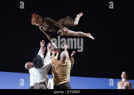 Fabulous Beast Dance Theatre, Durchführung von "Le Sacre du Printemps" bei der Generalprobe am Sadler es Wells Theatre in London. Stockfoto