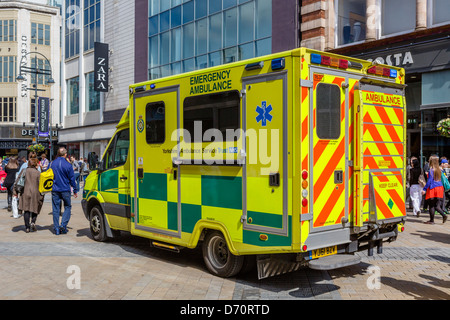 Yorkshire Rettungsdienst Krankenwagen auf Briggate im Zentrum Stadt, Leeds, West Yorkshire, Großbritannien Stockfoto