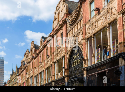 Gebäude an der historischen König Edward Street in Victoria Quarter, Leeds, West Yorkshire, Großbritannien Stockfoto