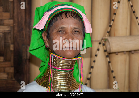 Frau mit langem Hals vom Stamm Padaung, Ywama Dorf, Inle-See, Shan-Staat, Myanmar (Burma) Stockfoto