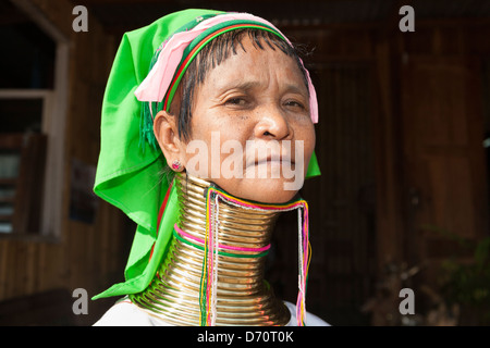 Frau mit langem Hals vom Stamm Padaung, Ywama Dorf, Inle-See, Shan-Staat, Myanmar (Burma) Stockfoto