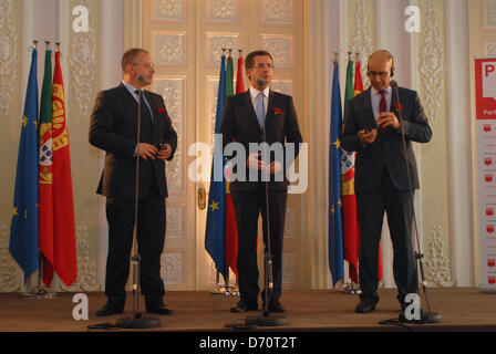 Lissabon, Portugal. 25. April 2013.  Der Präsident der Partei der Europäischen Sozialisten (SPE), Sergei Stanishev und erster Sekretär der französischen Sozialisten, Harlem Désir, haben heute verurteilt Sparpolitik in Portugal, implementiert die konservative Mehrheit in der Europäischen Union die Schuld. Bildnachweis: Luis Nunes /Alamy Live-Nachrichten Stockfoto