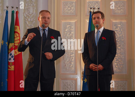 Lissabon, Portugal. 25. April 2013.  Der Präsident der Partei der Europäischen Sozialisten (SPE), Sergei Stanishev und erster Sekretär der französischen Sozialisten, Harlem Désir, haben heute verurteilt Sparpolitik in Portugal, implementiert die konservative Mehrheit in der Europäischen Union die Schuld. Bildnachweis: Luis Nunes /Alamy Live-Nachrichten Stockfoto