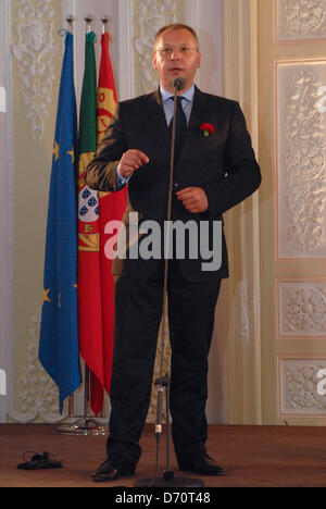 Lissabon, Portugal. 25. April 2013.  Der Präsident der Partei der Europäischen Sozialisten (SPE), Sergei Stanishev und erster Sekretär der französischen Sozialisten, Harlem Désir, haben heute verurteilt Sparpolitik in Portugal, implementiert die konservative Mehrheit in der Europäischen Union die Schuld. Bildnachweis: Luis Nunes /Alamy Live-Nachrichten Stockfoto