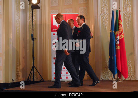 Lissabon, Portugal. 25. April 2013.  Der Präsident der Partei der Europäischen Sozialisten (SPE), Sergei Stanishev und erster Sekretär der französischen Sozialisten, Harlem Désir, haben heute verurteilt Sparpolitik in Portugal, implementiert die konservative Mehrheit in der Europäischen Union die Schuld. Bildnachweis: Luis Nunes /Alamy Live-Nachrichten Stockfoto