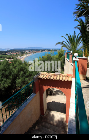 Blick auf einen Balkon bar mit Blick auf den weitläufigen Strand von Tsilivi Stadt, Insel Zakynthos, Zakynthos, Griechenland, Europa. Stockfoto