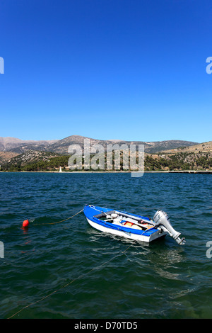 Boot in der Koutavas Lagune, Drapano Brücke, Stadt Argostoli, Kefalonia, Griechenland, Europa Stockfoto