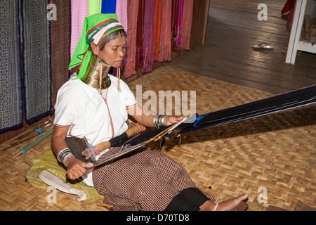 Frau mit langem Hals vom Stamm Padaung, Weberei, Ywama Dorf, Inle-See, Shan-Staat, Myanmar (Burma) Stockfoto