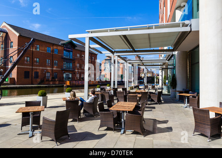 Paar Standortwahl auf Terrasse des DoubleTree Hotel mit Blick auf Leeds-Liverpool Kanal, Getreidespeicher Wharf, Leeds, West Yorkshire, Großbritannien Stockfoto