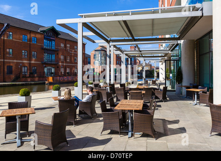 Paar Standortwahl auf Terrasse des DoubleTree Hotel mit Blick auf Leeds-Liverpool Kanal, Getreidespeicher Wharf, Leeds, West Yorkshire, Großbritannien Stockfoto