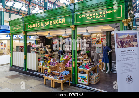 Der neue (ab 2013) Marks and Spencer stall in Kirkgate Market (wo das Unternehmen begann), Leeds, West Yorkshire, Großbritannien Stockfoto