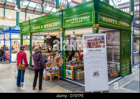 Der neue (ab 2013) Marks and Spencer stall in Kirkgate Market (wo das Unternehmen begann), Leeds, West Yorkshire, Großbritannien Stockfoto