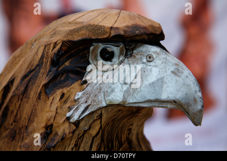 Kettensäge geschnitzte hölzerne Adler mit Metall Rechnung Stockfoto