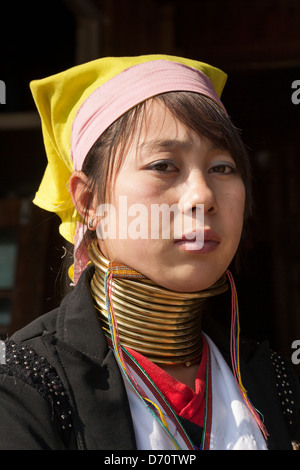 Junge Frau mit langem Hals vom Stamm Padaung, Ywama Dorf, Inle-See, Shan-Staat, Myanmar (Burma) Stockfoto