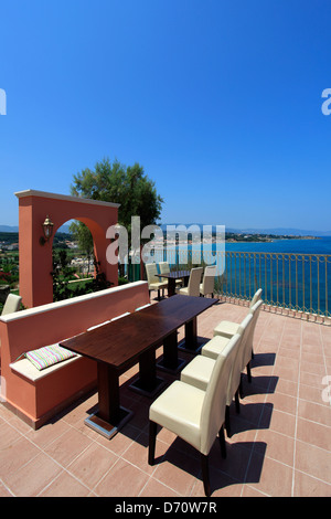 Blick auf einen Balkon bar mit Blick auf den weitläufigen Strand von Tsilivi Stadt, Insel Zakynthos, Zakynthos, Griechenland, Europa. Stockfoto