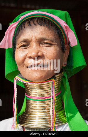Frau mit langem Hals vom Stamm Padaung, Ywama Dorf, Inle-See, Shan-Staat, Myanmar (Burma) Stockfoto