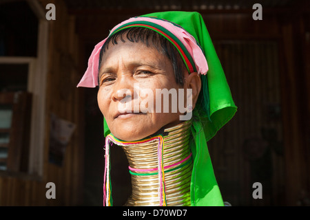 Frau mit langem Hals vom Stamm Padaung, Ywama Dorf, Inle-See, Shan-Staat, Myanmar (Burma) Stockfoto