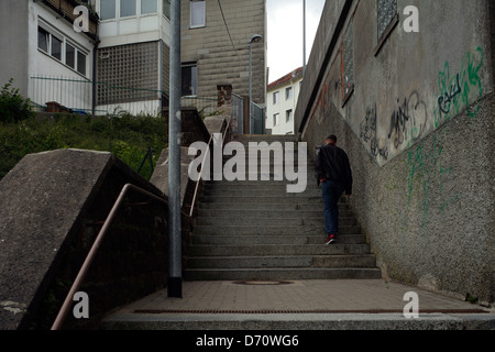 Pirmasens, Deutschland, ein Mann geht über eine Treppe erreichbar Stockfoto