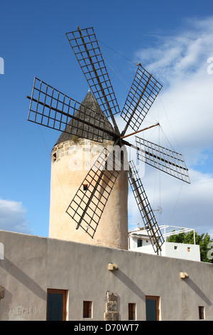 Traditionelle spanische Windmühle in Mallorca, Spanien Stockfoto