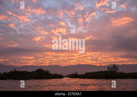 Sonnenaufgang über dem Inle-See und Taung Tan Berg Shan, Shan State in Myanmar (Burma) Stockfoto