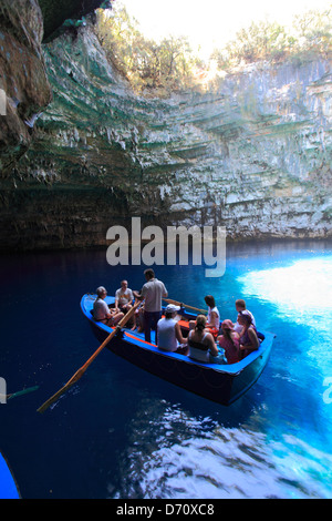 Boot auf dem unterirdischen See Melissani, Insel Kefalonia, Griechenland, Europa Stockfoto