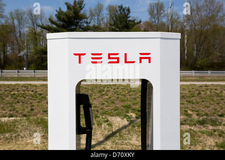 Ein Tesla Elektrofahrzeug denken Station entlang der Interstate 95 in Delaware. Stockfoto