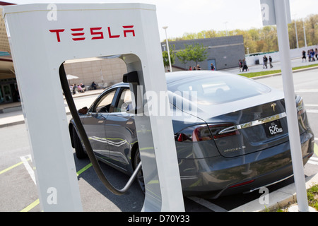 Ein Tesla Model S Elektroauto denken Station entlang der Interstate 95 in Delaware. Stockfoto