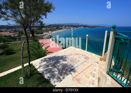 Blick auf einen Balkon bar mit Blick auf den weitläufigen Strand von Tsilivi Stadt, Insel Zakynthos, Zakynthos, Griechenland, Europa. Stockfoto