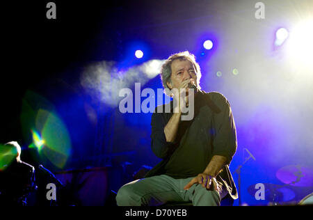 Portugal 24. April 2013. Sergio Godinho ist eine berühmte portugiesische Sängerin. Sein Stil basiert auf Musik Interventionspolitik gegen Diktatur lebten vor dem 25. April in Portugal. Er war eingeladen in Almada in Gedenken an die 39. Jahrestag der Revolution von 25 April in Portugal, das demokratische Regime umzusetzen. Stockfoto