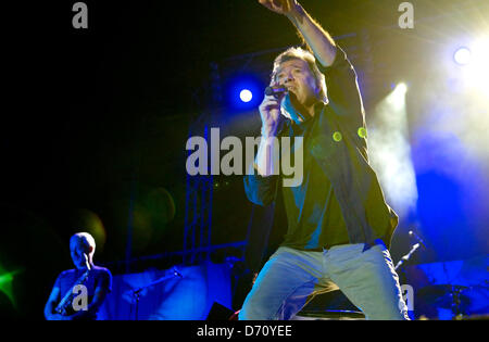 Portugal 24. April 2013. Sergio Godinho ist eine berühmte portugiesische Sängerin. Sein Stil basiert auf Musik Interventionspolitik gegen Diktatur lebten vor dem 25. April in Portugal. Er war eingeladen in Almada in Gedenken an die 39. Jahrestag der Revolution von 25 April in Portugal, das demokratische Regime umzusetzen. Stockfoto