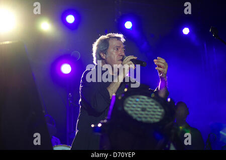 Portugal 24. April 2013. Sergio Godinho ist eine berühmte portugiesische Sängerin. Sein Stil basiert auf Musik Interventionspolitik gegen Diktatur lebten vor dem 25. April in Portugal. Er war eingeladen in Almada in Gedenken an die 39. Jahrestag der Revolution von 25 April in Portugal, das demokratische Regime umzusetzen. Stockfoto