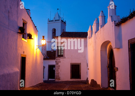 Torre de Relogio und Rua Direita Dämmerung / Dämmerung / Abend / Nacht Blick auf Straße in Monsaraz Dorf Alentejo Portugal Stockfoto