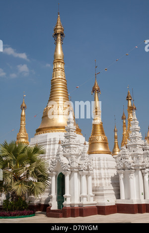 Weißen und goldenen Stupas an der Shwedagon-Pagode, Yangon (Rangoon), Myanmar, (Burma) Stockfoto