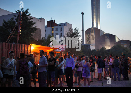 Berlin, Deutschland, Gäste des Club KaterHolzig in Berlin-Mitte warten in der Abenddämmerung auf Einlass Stockfoto