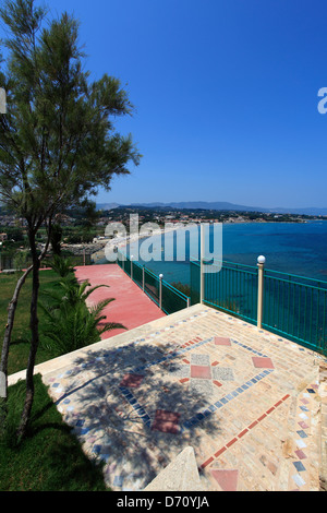 Blick auf einen Balkon bar mit Blick auf den weitläufigen Strand von Tsilivi Stadt, Insel Zakynthos, Zakynthos, Griechenland, Europa. Stockfoto