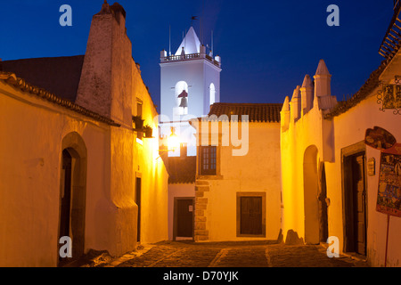 Torre de Relogio und Rua Direita Dämmerung / Dämmerung / Abend / Nacht Blick auf Straße in Monsaraz Dorf Alentejo Portugal Stockfoto