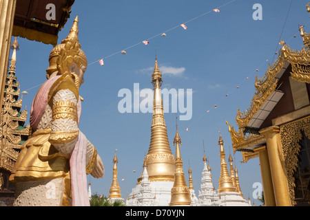 Goldene Stupas und religiöse Statue an der Shwedagon-Pagode, Yangon (Rangoon), Myanmar, (Burma) Stockfoto